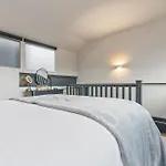 Cosy Mezzanine Centre *
