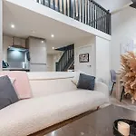 Cosy Mezzanine Centre 리즈