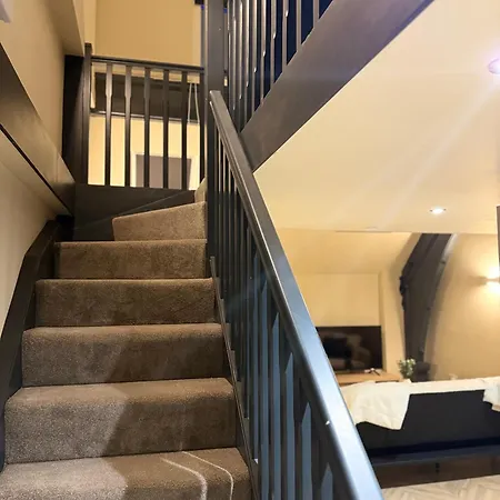 Cosy Mezzanine Leeds Centre Apartment