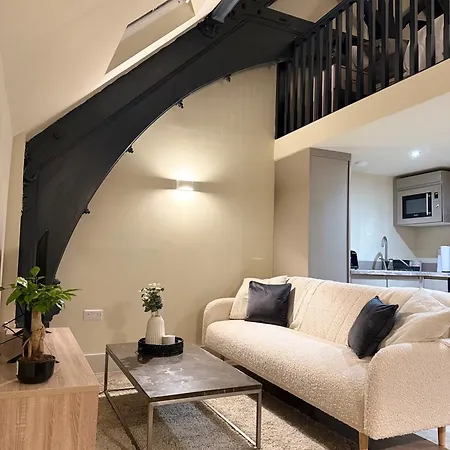 Cosy Mezzanine Leeds Centre Apartment