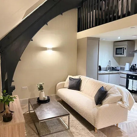 Cosy Mezzanine Leeds Centre *