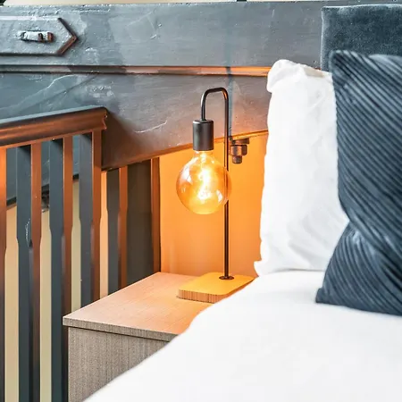 Cosy Mezzanine Centre