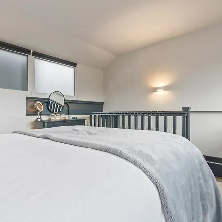 Cosy Mezzanine Centre *