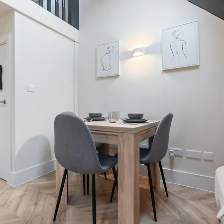 Cosy Mezzanine Centre Leeds (West Yorkshire)