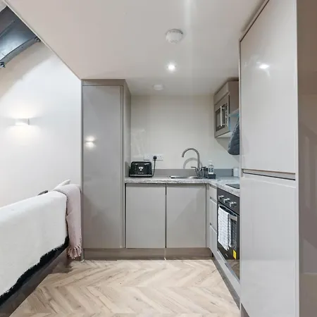 Cosy Mezzanine Centre