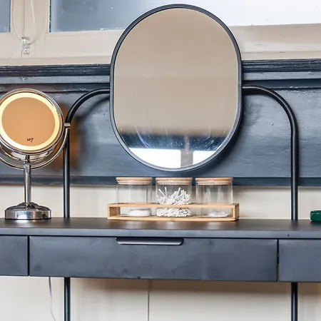 Cosy Mezzanine Centre *