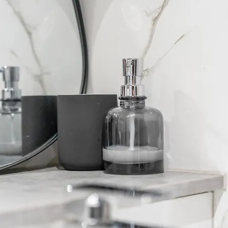 Cosy Mezzanine Centre *