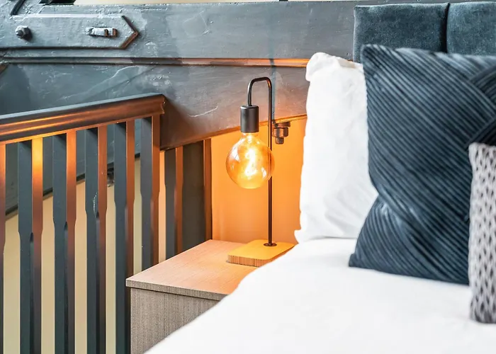 Cosy Mezzanine Centre