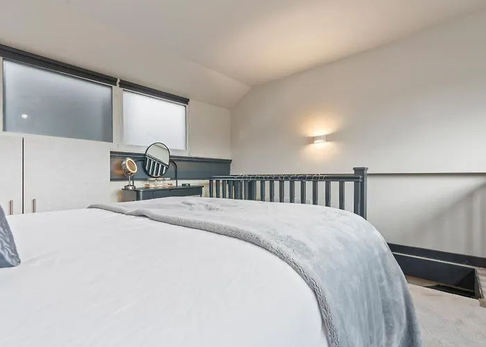 Cosy Mezzanine Centre *