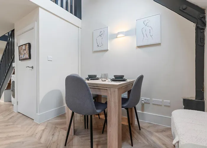 Cosy Mezzanine Centre Leeds (West Yorkshire)