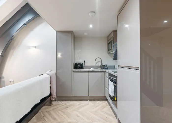 Cosy Mezzanine Centre