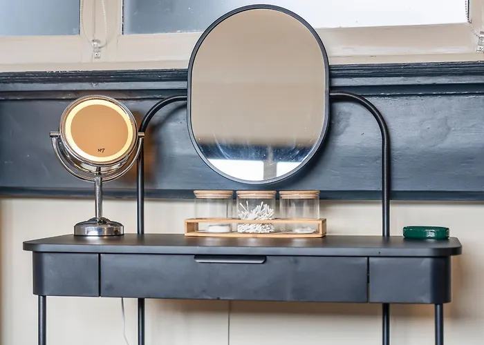 Cosy Mezzanine Centre *