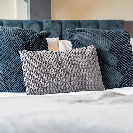 Cosy Mezzanine Centre